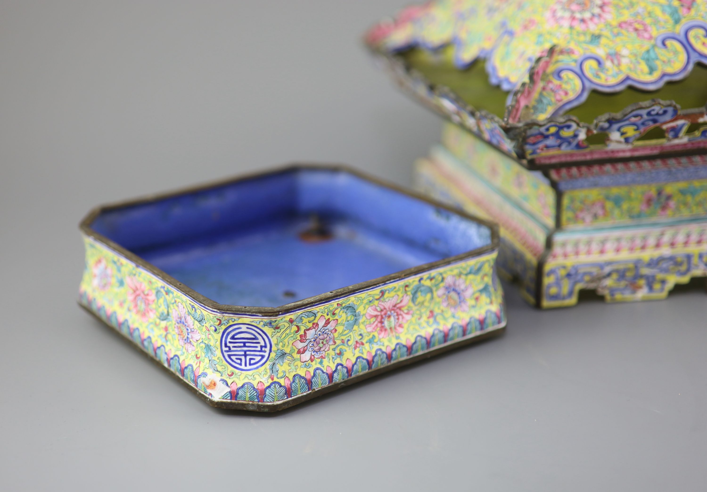 A Chinese Canton (Guangzhou) enamel stand and two similar dishes, Qianlong period, the stand 30cm wide